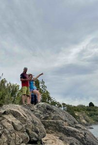 Eugenia Napolitano y Hernán Doro en la Isla de los Cipreses señalando hacia el Lago Aluminé, Patagonia argentina.