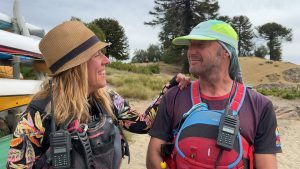 Eugenia y Hernán de Terrazul Expediciones Villa Pehuenia con su equipo de navegación puesto después de la travesía.