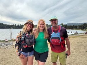 Irina Grassmann junto a Eugenia Napolitano y Hernán Doro tras una salida en kayak con Terrazul Expediciones Villa Pehuenia.
