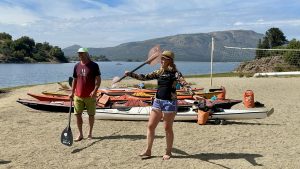 Eugenia y Hernán enseñan cómo utilizar el remo y el kayak durante la instrucción previa a la travesía.