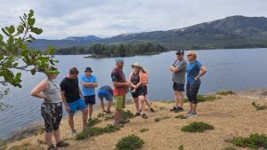 En la Isla de los Cipreses, Hernán guía al grupo desde un promontorio con el lago y la cordillera como testigos. Junto a Eugenia, comparte una visión simple y profunda: aprender del agua, respetar el entorno y dejar el lugar sin huellas.